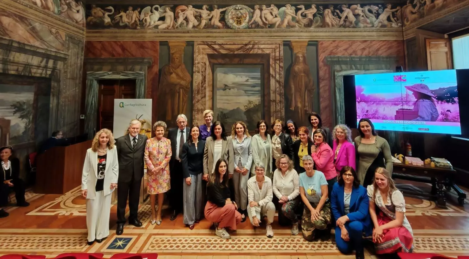 L’Apicoltrice Anna Maria Cabiddu premiata a Roma per APInRosa