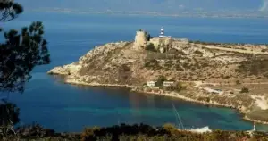 Il Faro di Capo Sant’Elia: Un Angolo Selvaggio a Pochi Passi dalla Città