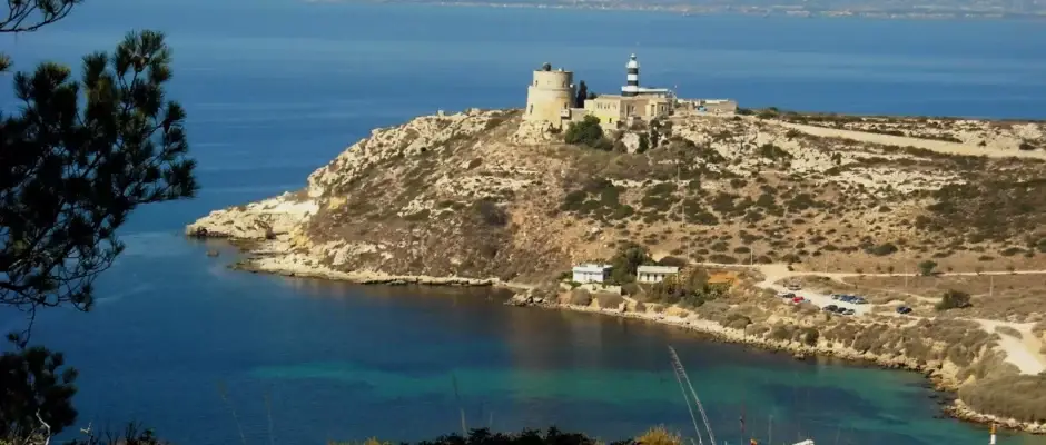 Il Faro di Capo Sant’Elia: Un Angolo Selvaggio a Pochi Passi dalla Città