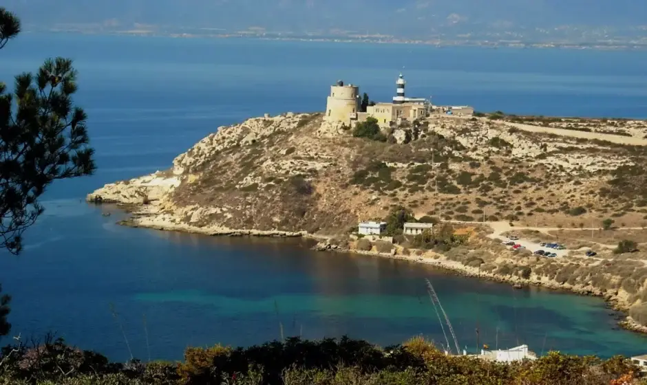 Il Faro di Capo Sant’Elia: Un Angolo Selvaggio a Pochi Passi dalla Città