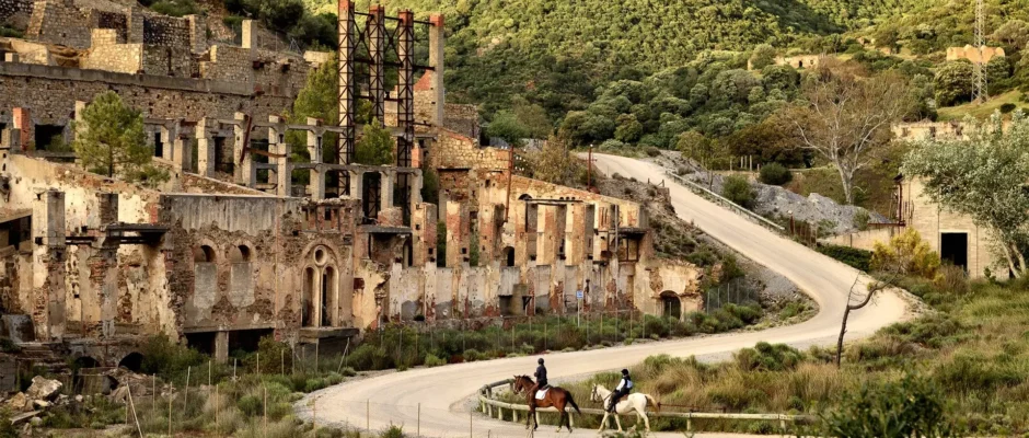 Sulcis-Iglesiente: tra torri e miniere, dove il mare racconta la storia