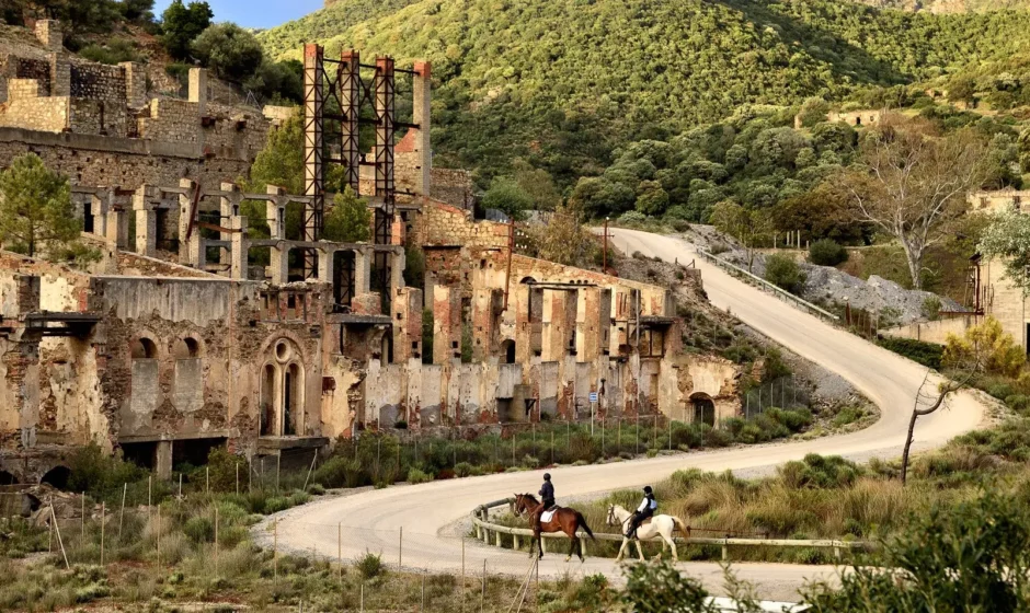 Sulcis-Iglesiente: tra torri e miniere, dove il mare racconta la storia