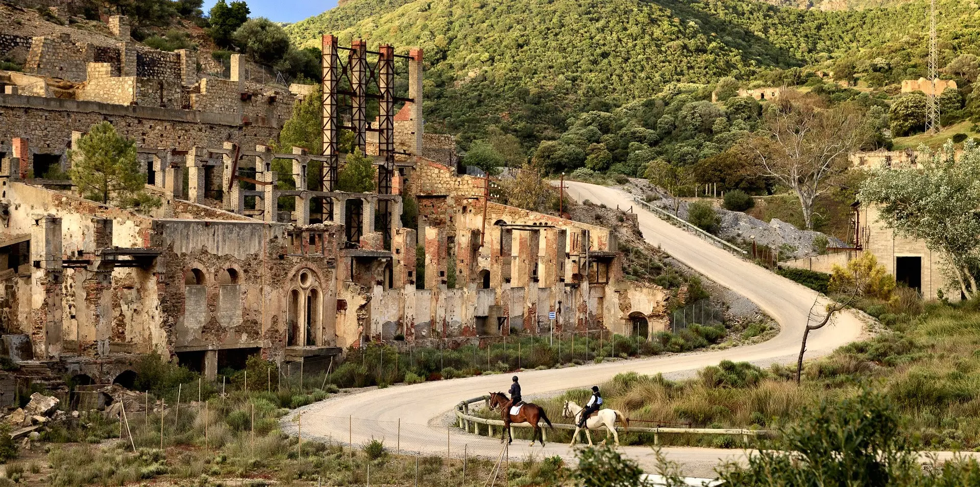 Sulcis-Iglesiente: tra torri e miniere, dove il mare racconta la storia