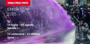 Locandina ufficiale della World Press Photo Exhibition 2025 a Sinnai e Solanas