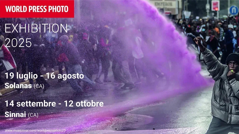 Locandina ufficiale della World Press Photo Exhibition 2025 a Sinnai e Solanas