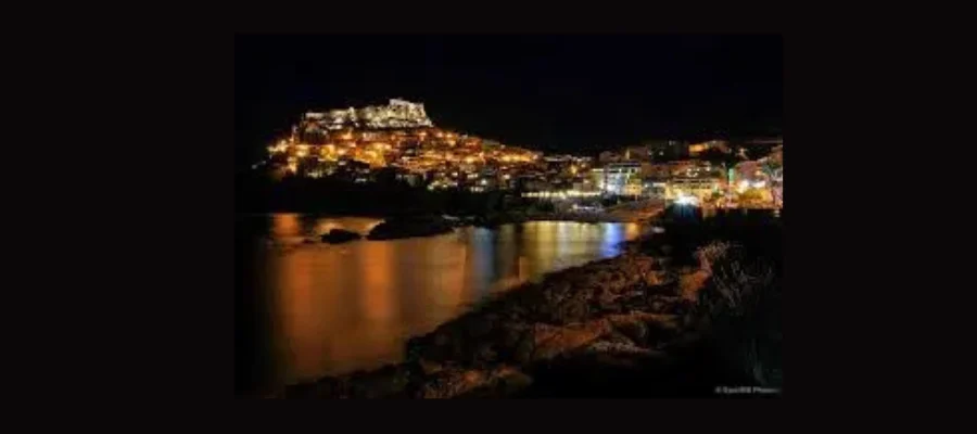 Vista notturna del centro storico di Castelsardo durante la Notte Romantica