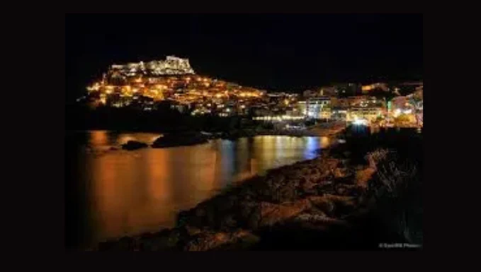 Vista notturna del centro storico di Castelsardo durante la Notte Romantica