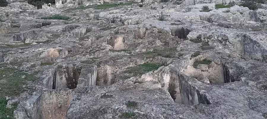 Tuvixeddu: Culti, Misteri e Storia della più grande Necropoli del Mediterraneo