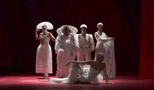 Sardegna Teatro porta in scena un racconto potente, tra matriarcato, memoria familiare e colpi di scena