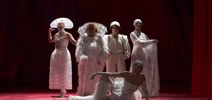 Sardegna Teatro porta in scena un racconto potente, tra matriarcato, memoria familiare e colpi di scena