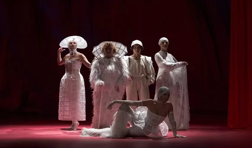 Sardegna Teatro porta in scena un racconto potente, tra matriarcato, memoria familiare e colpi di scena