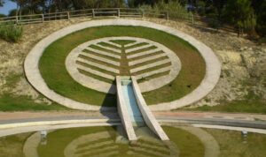 Tour Cagliari - Pochi sanno che Parco di Monte Claro, uno dei più noti parchi di Cagliari che oggi rappresenta un luogo di svago ideale con i suoi percorsi immersi nella natura, le sue fontane e i laghetti, è in realtà un sito che nasconde un’importante storia millenaria.