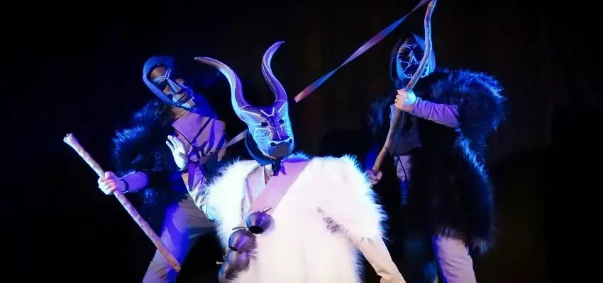 Spettacoli Cagliari Gli Artisti Fuori Posto al Teatro Massimo con “Nosus”, lo spettacolo in lingua sarda e inglese