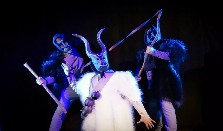 Spettacoli Cagliari: Gli Artisti Fuori Posto al Teatro Massimo con “Nosus”, lo spettacolo in lingua sarda e inglese
